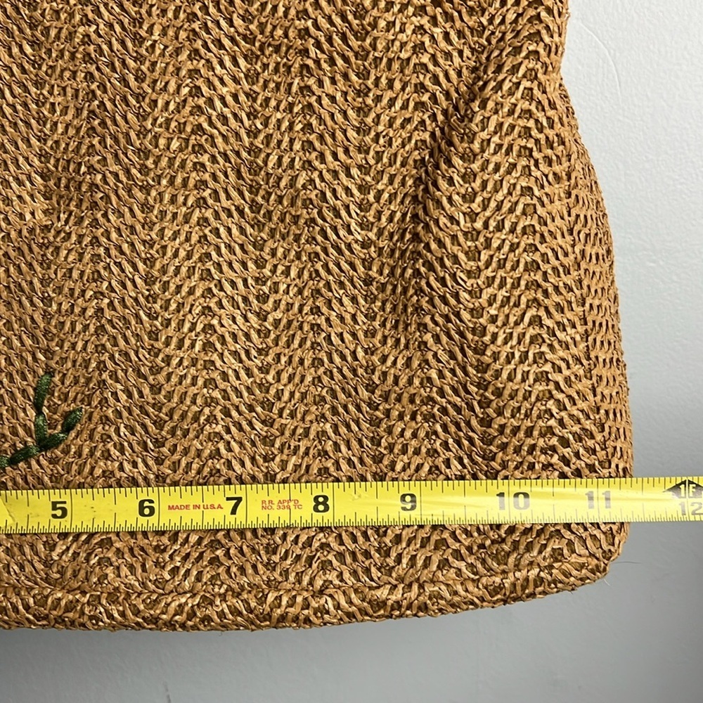Vintage straw shoulder tote/ bag with floral embroidery and beads on handles - Picture 3 of 10
